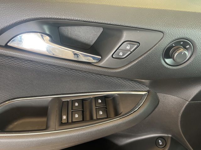 Chevrolet Cruze Vehicle Full-screen Gallery Image 24