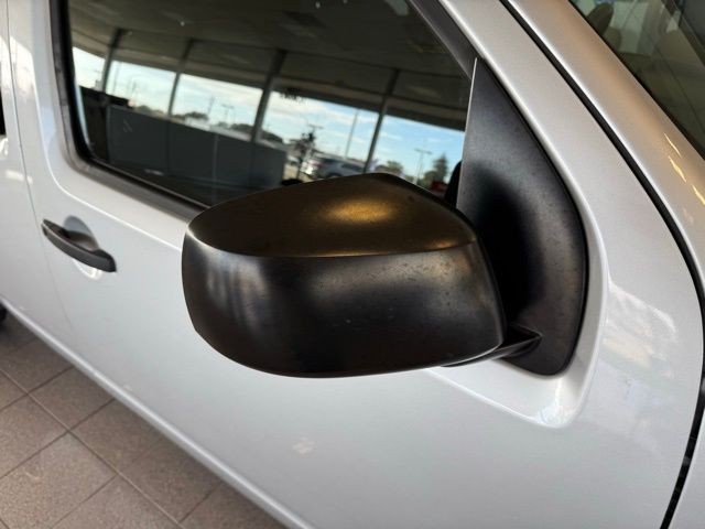 Nissan Frontier Vehicle Full-screen Gallery Image 11