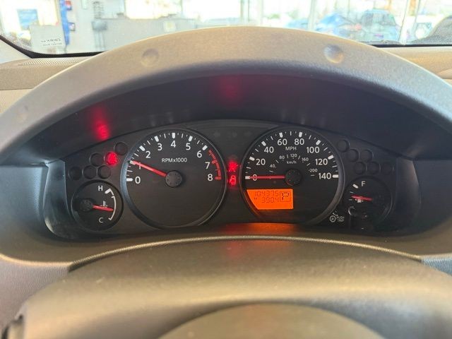 Nissan Frontier Vehicle Full-screen Gallery Image 13