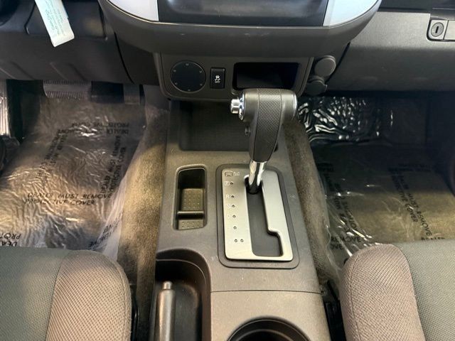 Nissan Frontier Vehicle Full-screen Gallery Image 15