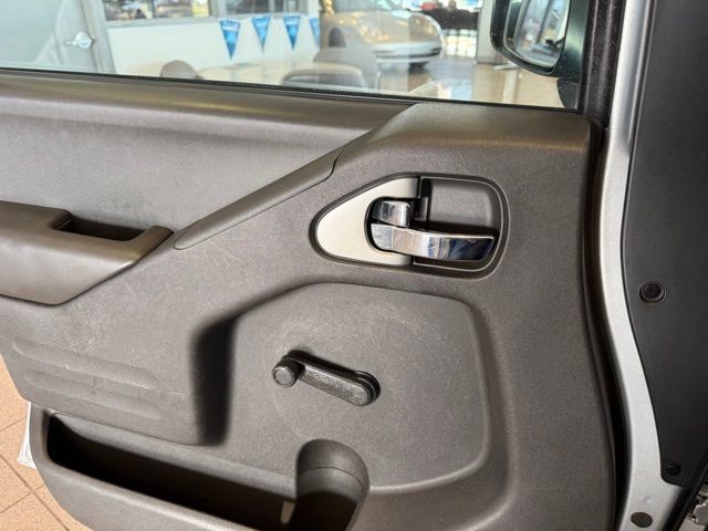 Nissan Frontier Vehicle Full-screen Gallery Image 18