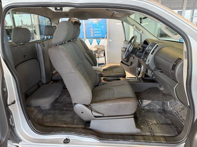 Nissan Frontier Vehicle Full-screen Gallery Image 22