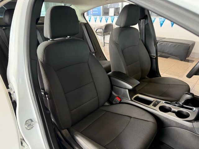 Chevrolet Cruze Vehicle Full-screen Gallery Image 23