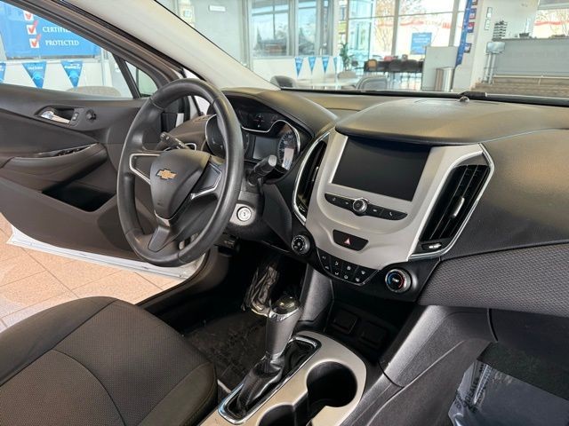 Chevrolet Cruze Vehicle Full-screen Gallery Image 24