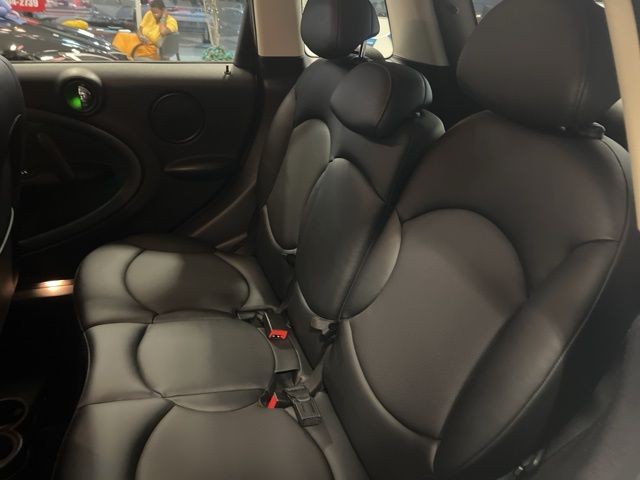 MINI Cooper Countryman Vehicle Full-screen Gallery Image 20