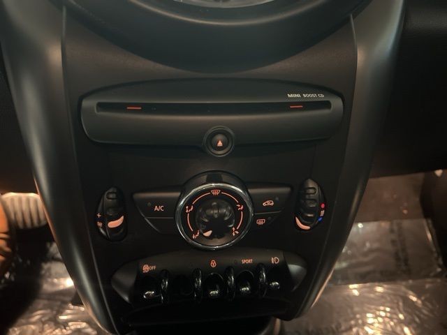 MINI Cooper Countryman Vehicle Full-screen Gallery Image 27