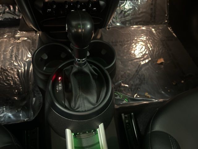 MINI Cooper Countryman Vehicle Full-screen Gallery Image 28