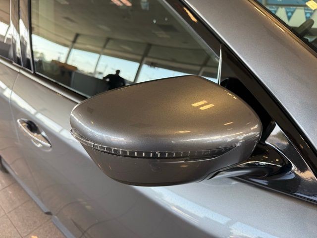 Nissan Pathfinder Vehicle Full-screen Gallery Image 11