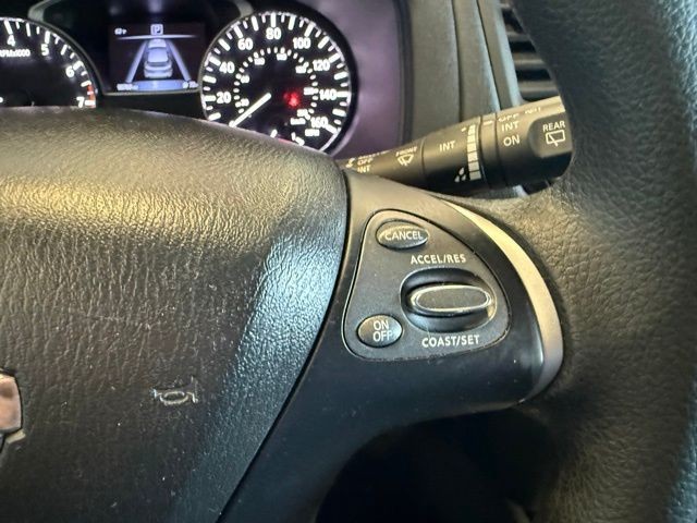 Nissan Pathfinder Vehicle Full-screen Gallery Image 17