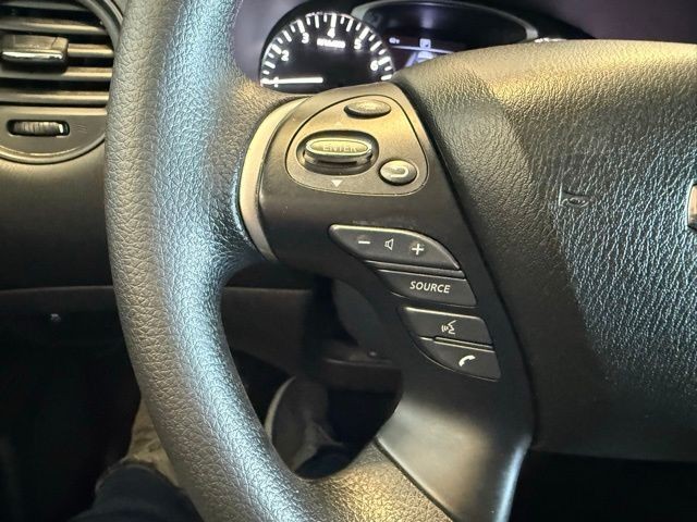 Nissan Pathfinder Vehicle Full-screen Gallery Image 18