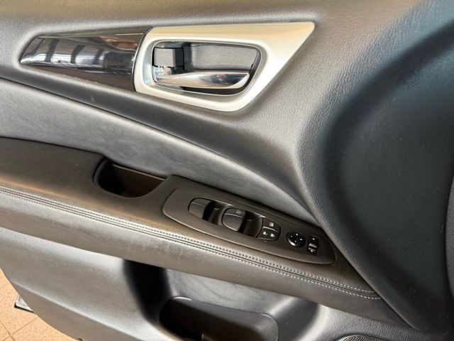 Nissan Pathfinder Vehicle Full-screen Gallery Image 19