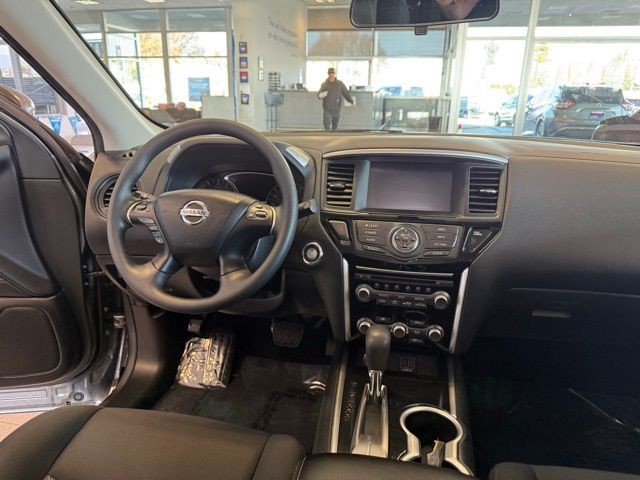 Nissan Pathfinder Vehicle Full-screen Gallery Image 25