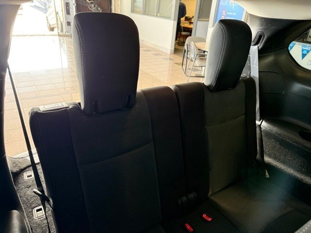 Nissan Pathfinder Vehicle Full-screen Gallery Image 26