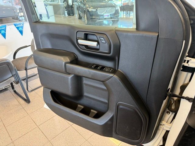 Chevrolet Silverado 1500 Vehicle Full-screen Gallery Image 19