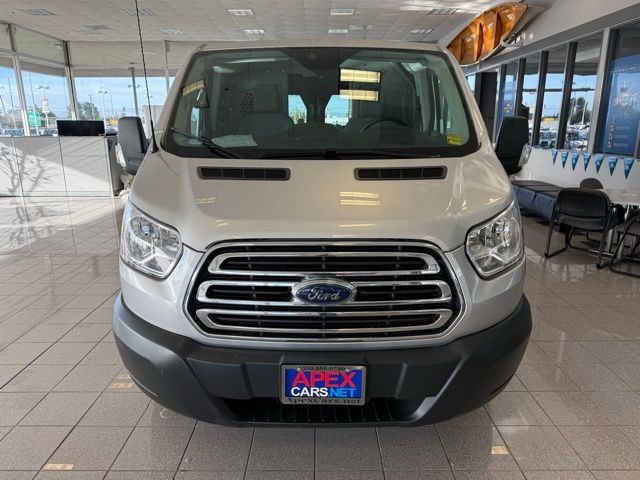 Ford Transit-250 Vehicle Full-screen Gallery Image 07