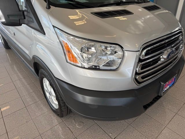 Ford Transit-250 Vehicle Full-screen Gallery Image 08