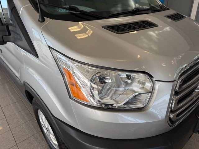 Ford Transit-250 Vehicle Full-screen Gallery Image 09