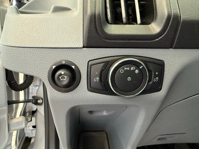 Ford Transit-250 Vehicle Full-screen Gallery Image 18