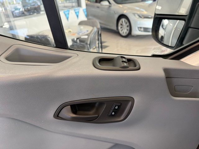 Ford Transit-250 Vehicle Full-screen Gallery Image 19