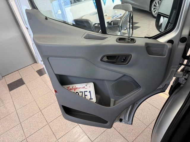 Ford Transit-250 Vehicle Full-screen Gallery Image 20