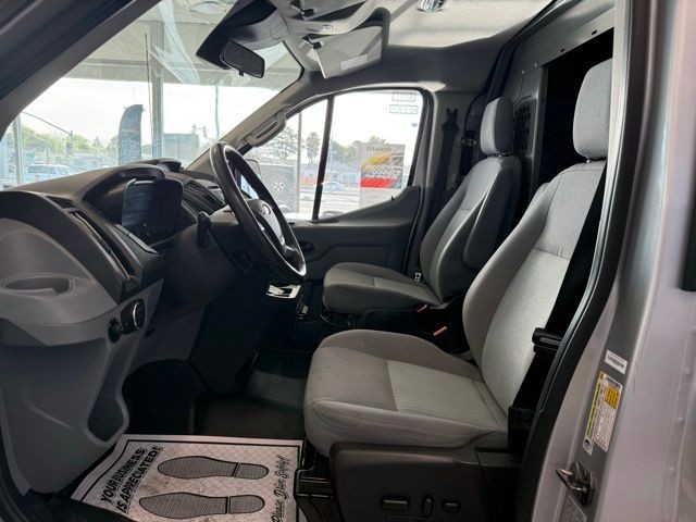 Ford Transit-250 Vehicle Full-screen Gallery Image 21