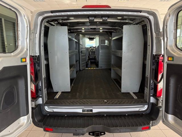 Ford Transit-250 Vehicle Full-screen Gallery Image 22
