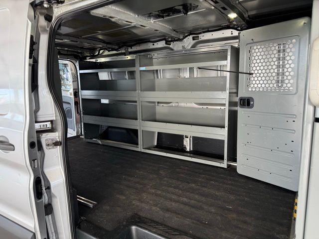 Ford Transit-250 Vehicle Full-screen Gallery Image 24