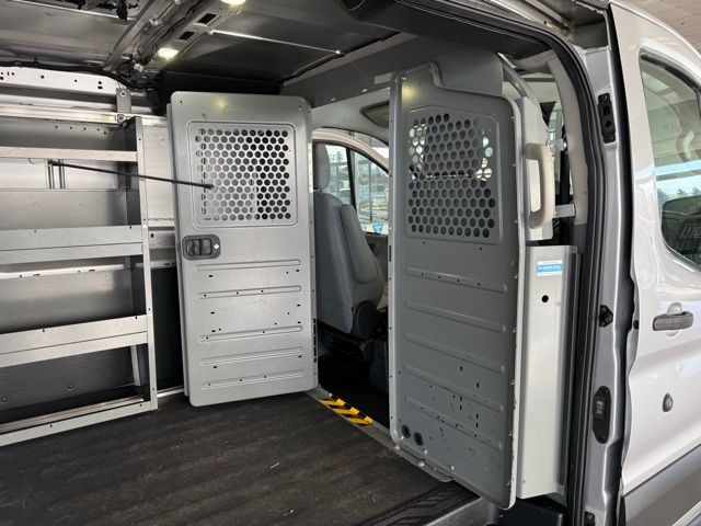 Ford Transit-250 Vehicle Full-screen Gallery Image 25