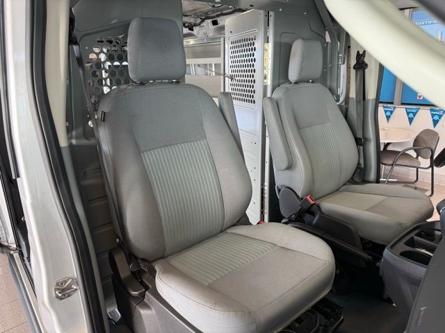 Ford Transit-250 Vehicle Full-screen Gallery Image 26