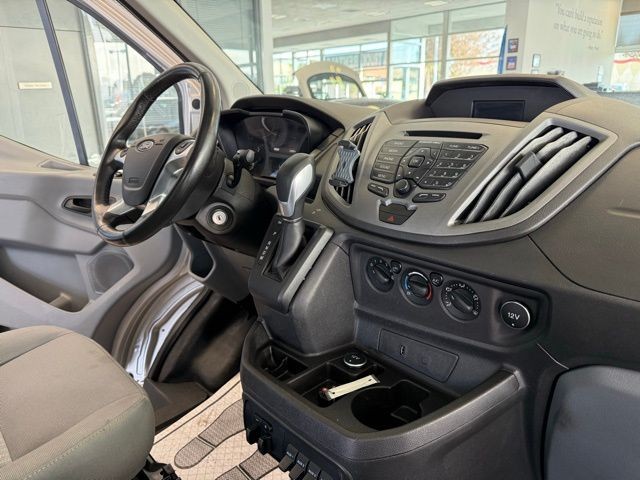 Ford Transit-250 Vehicle Full-screen Gallery Image 27