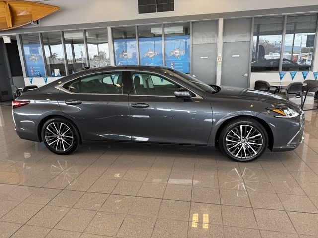 Lexus ES Vehicle Full-screen Gallery Image 03