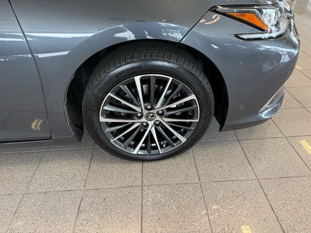 Lexus ES Vehicle Full-screen Gallery Image 10