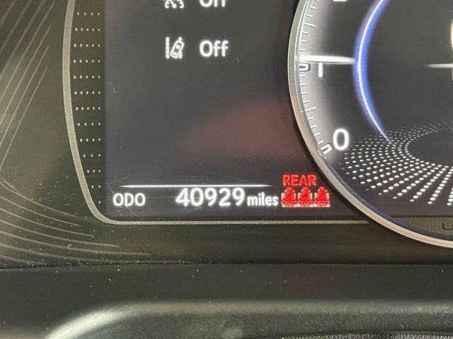 Lexus ES Vehicle Full-screen Gallery Image 11