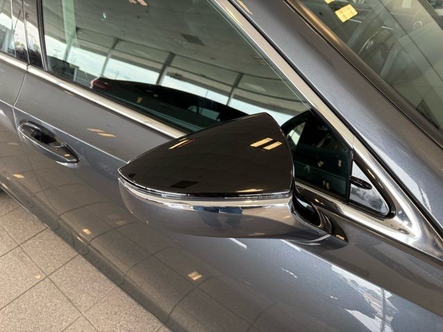 Lexus ES Vehicle Full-screen Gallery Image 12