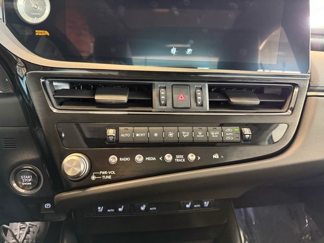 Lexus ES Vehicle Full-screen Gallery Image 14