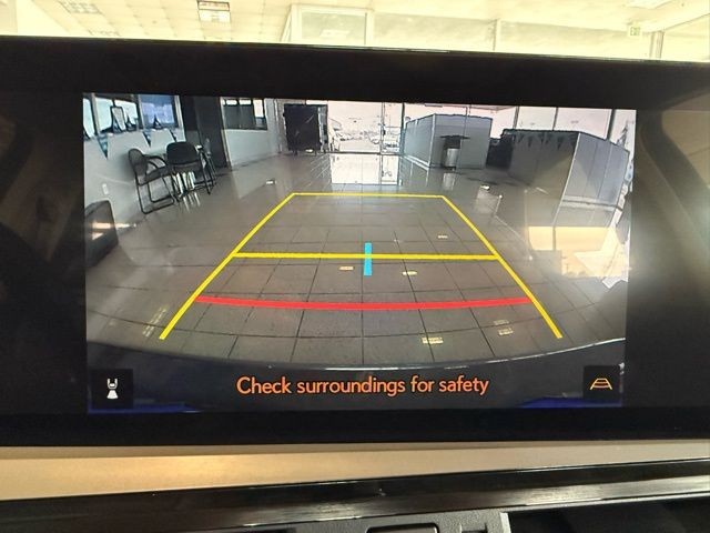 Lexus ES Vehicle Full-screen Gallery Image 15