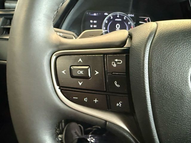 Lexus ES Vehicle Full-screen Gallery Image 17