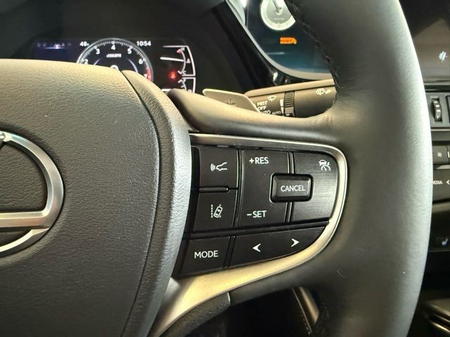 Lexus ES Vehicle Full-screen Gallery Image 18