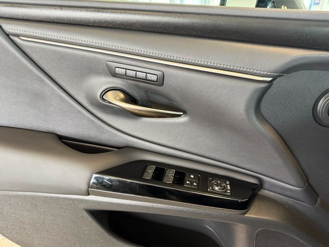 Lexus ES Vehicle Full-screen Gallery Image 19