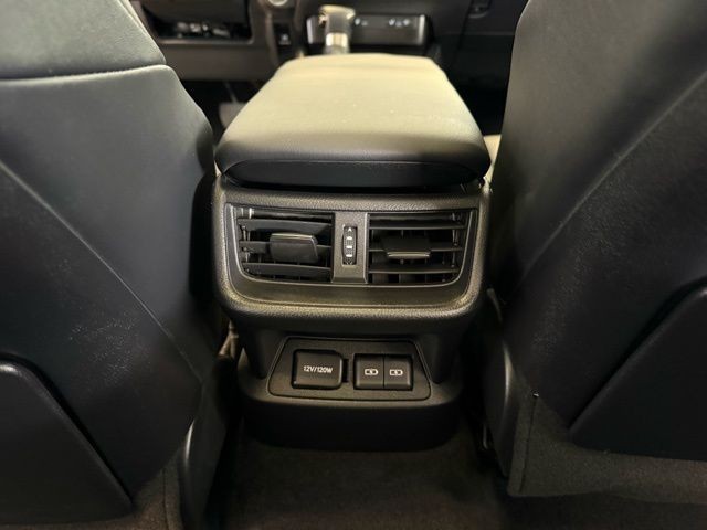 Lexus ES Vehicle Full-screen Gallery Image 23