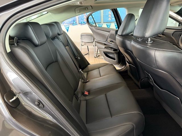 Lexus ES Vehicle Full-screen Gallery Image 24