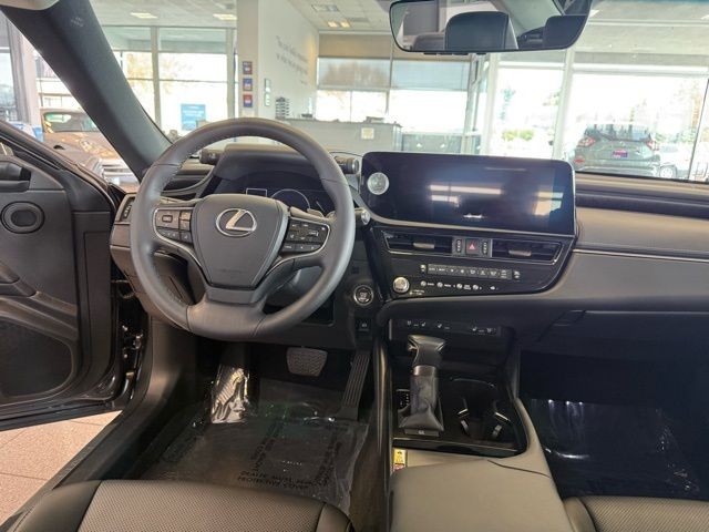 Lexus ES Vehicle Full-screen Gallery Image 25