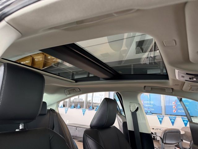 Lexus ES Vehicle Full-screen Gallery Image 26