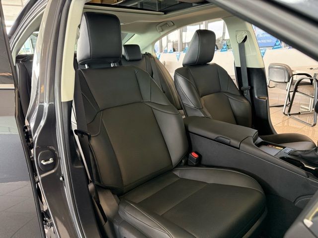 Lexus ES Vehicle Full-screen Gallery Image 27