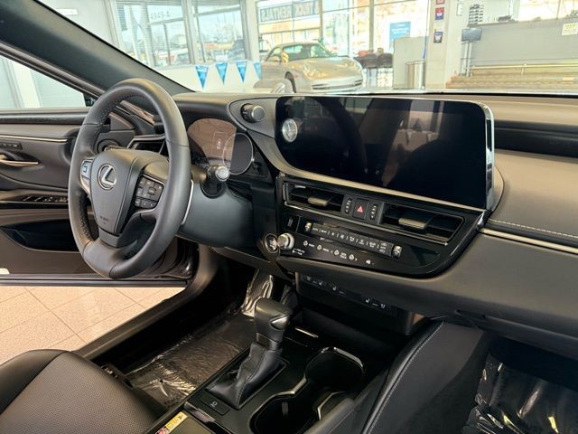 Lexus ES Vehicle Full-screen Gallery Image 28