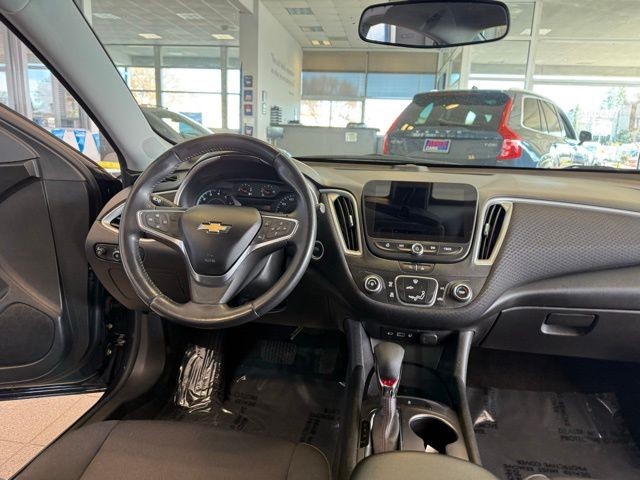 Chevrolet Malibu Vehicle Full-screen Gallery Image 24
