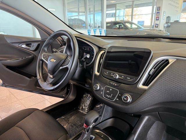 Chevrolet Malibu Vehicle Full-screen Gallery Image 26