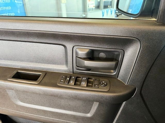 Ram 1500 Classic Vehicle Full-screen Gallery Image 17