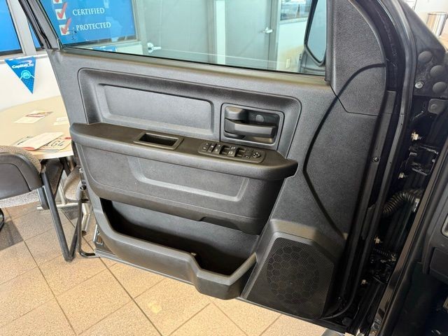 Ram 1500 Classic Vehicle Full-screen Gallery Image 18