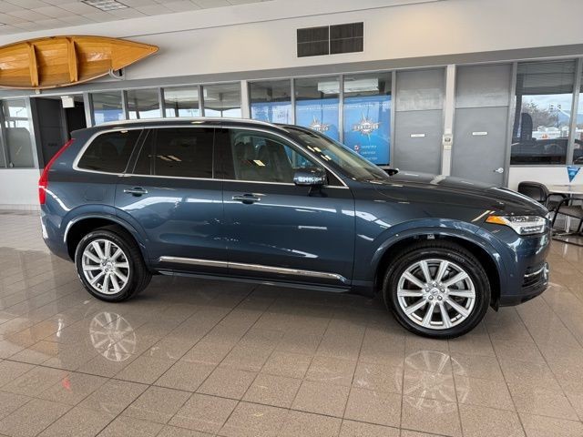 Volvo XC90 Vehicle Full-screen Gallery Image 02